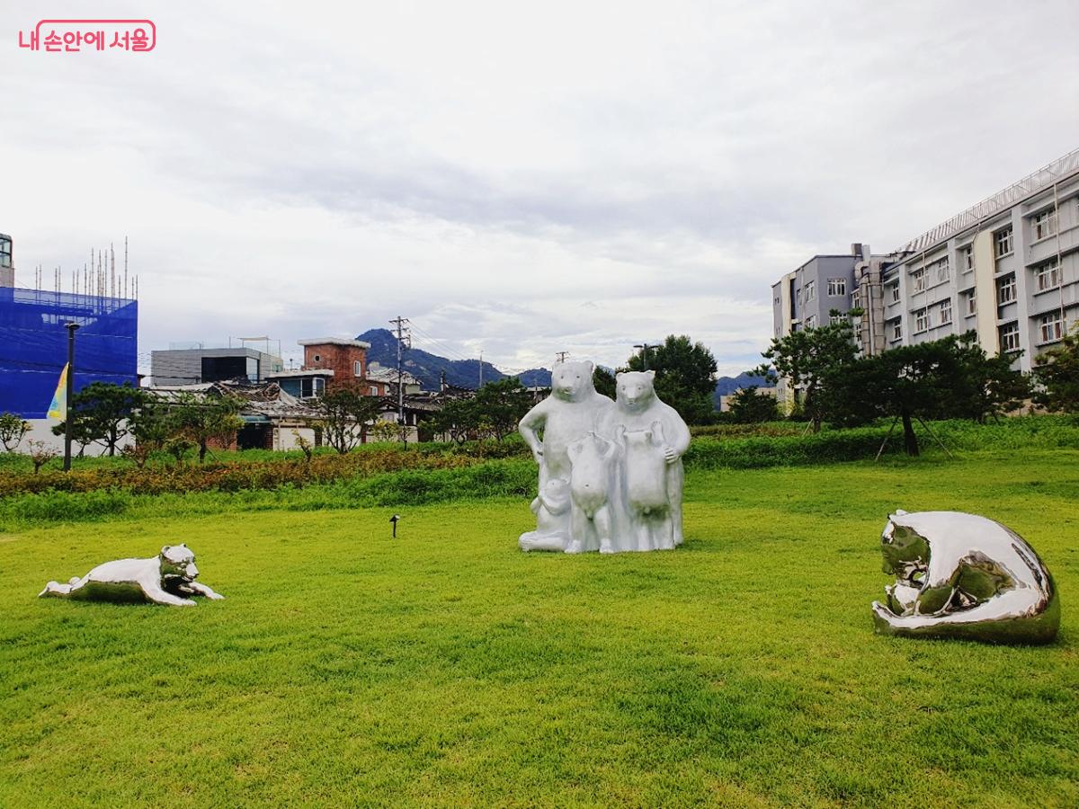 고정수 작가의 곰 가족 조각 ©김병규