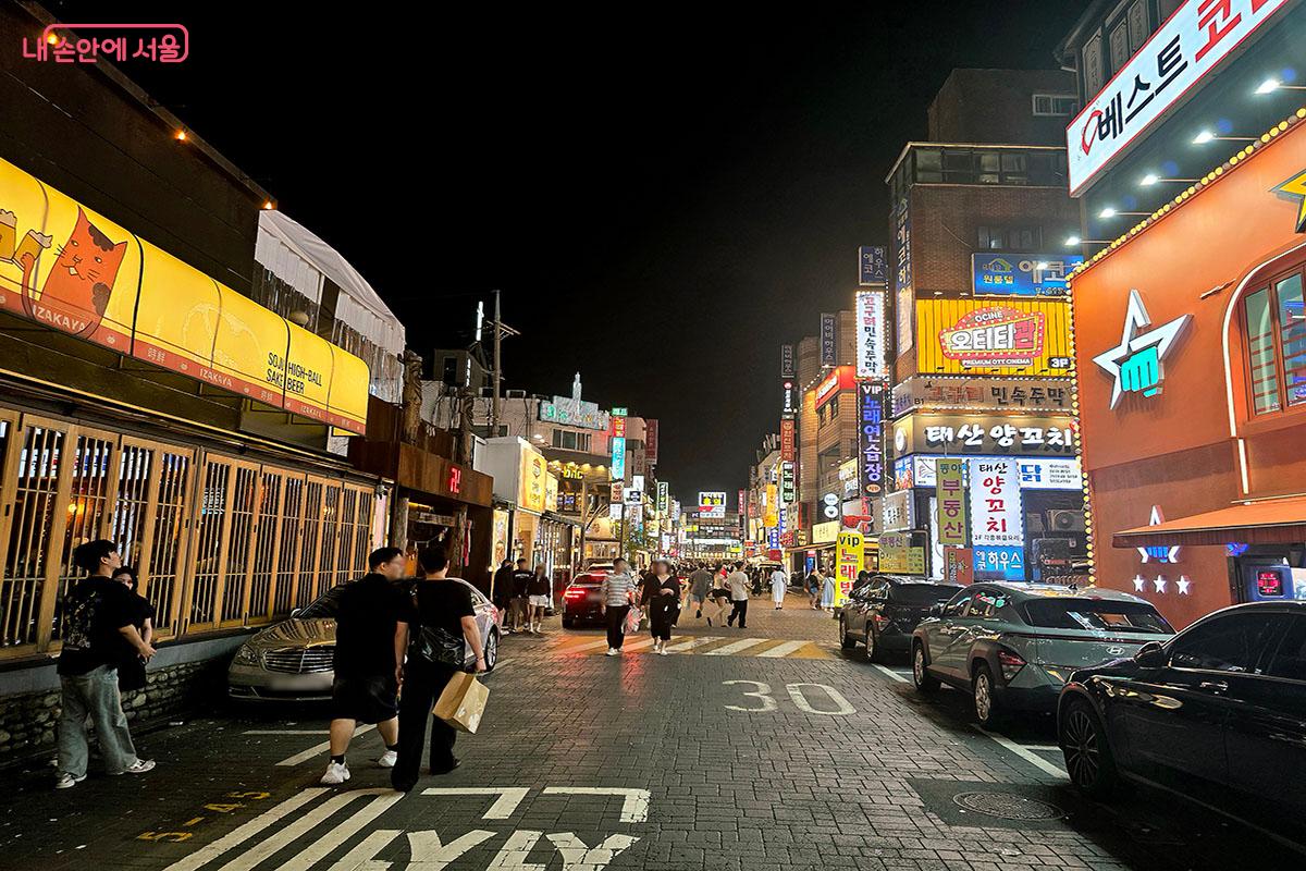 화려한 상가 네온사인 불빛 아래 시민들이 밤거리를 오가며 야간 상권을 이용하고 있다. &copy;양순남