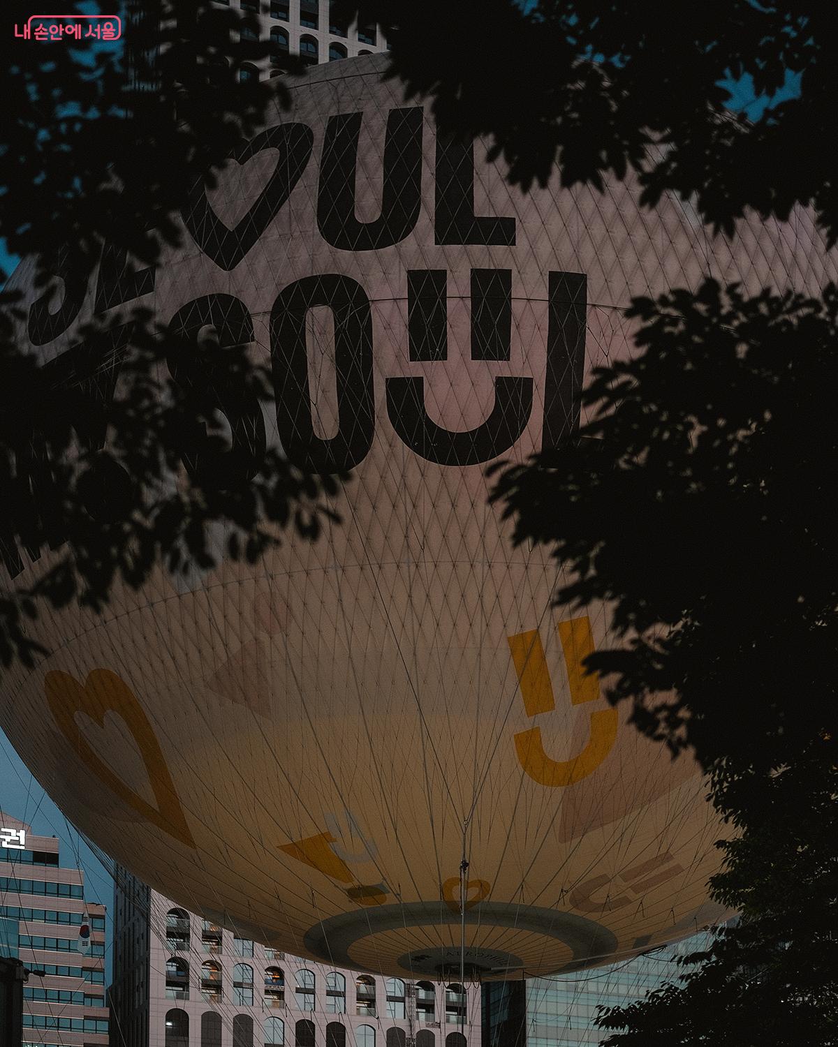 서울달은 8월부터 10월까지 한시적으로 금&middot;토요일 운영 시간을 오후 11시까지 1시간 연장해 운행한다. &copy;김아름