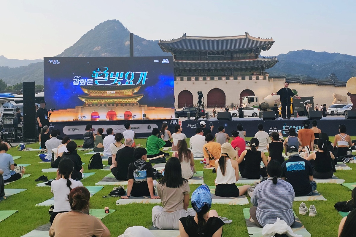 여름밤 광화문광장에서 즐기는 특별한 힐링 '광화문 달빛요가'