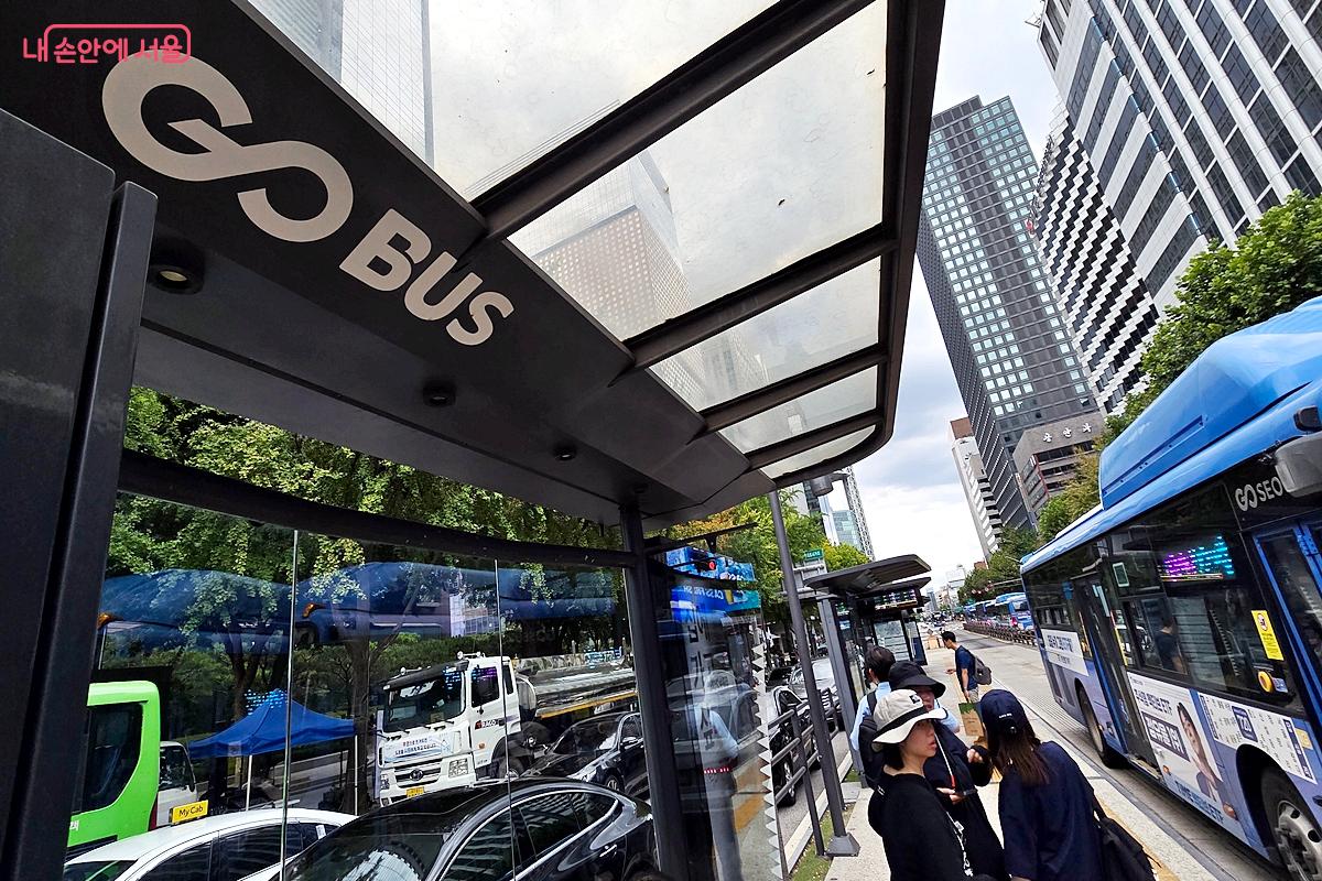 버스정류장에서 만난 'GO BUS' ©김윤경