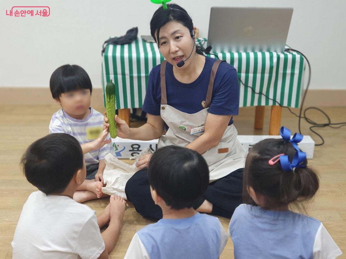 교육은 영유아가 식재료를 직접 보고, 만지고, 냄새 맡고, 맛보는 오감 체험으로 진행된다. &copy;엄윤주