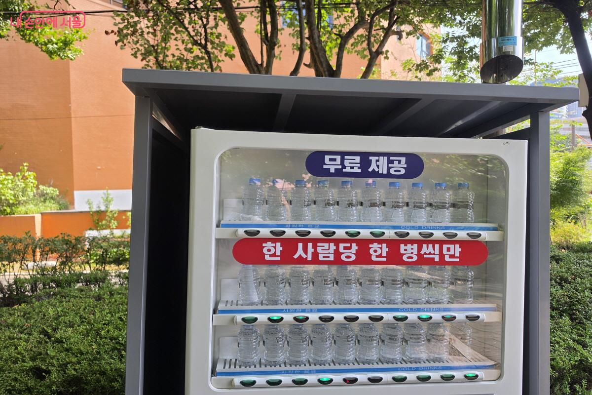 무료로 제공되는 생수는 한 사람당 한 병씩만 가져가도록 하자. &copy;조수연