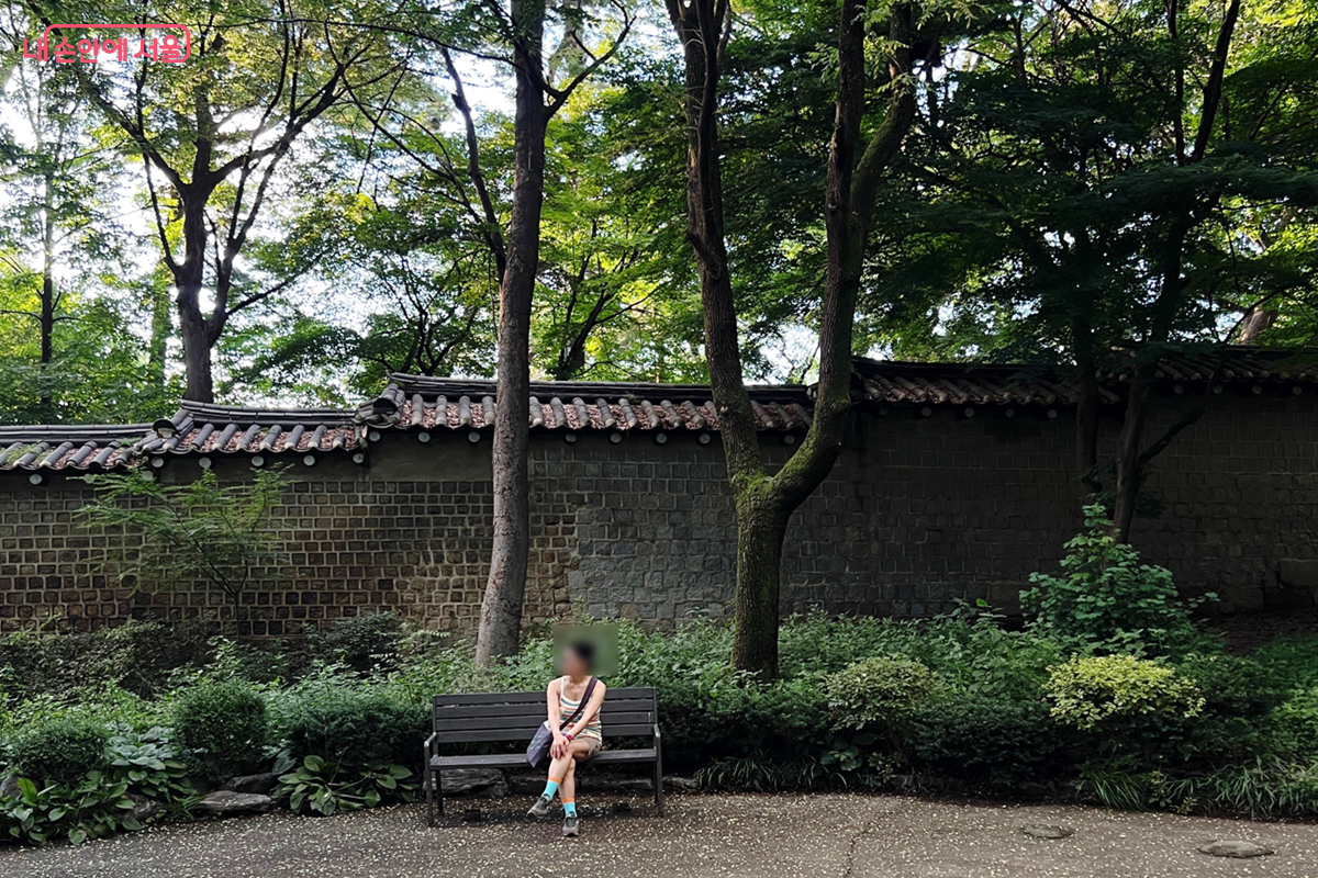 종로구 대표 명소로 꼽힌 서순라길. 종묘 서쪽 돌담을 따라 아기자기한 숍들이 이어진다. ©김경선