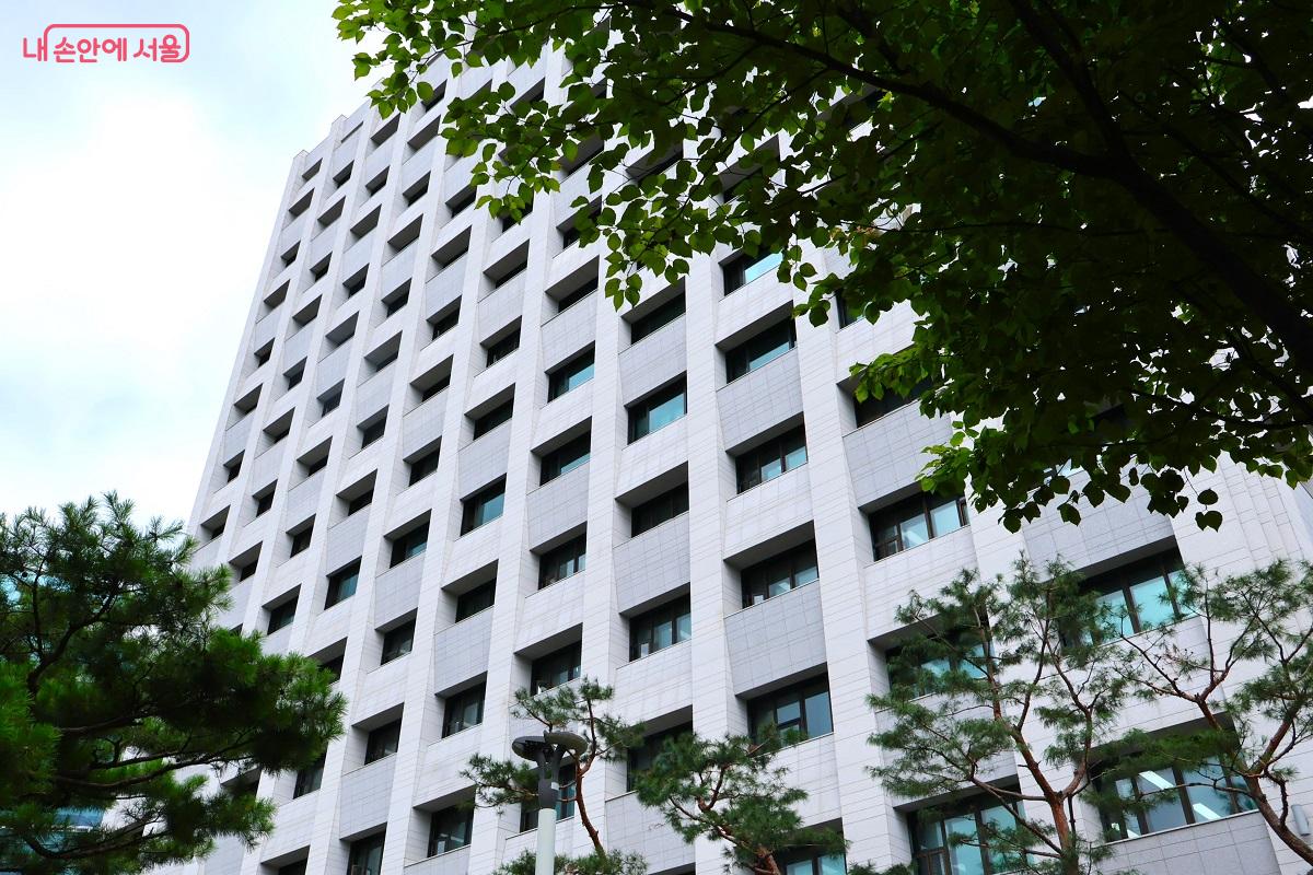 정동전망대가 자리한 덕수궁 돌담길 서울시청 서소문청사 &copy;이봉덕