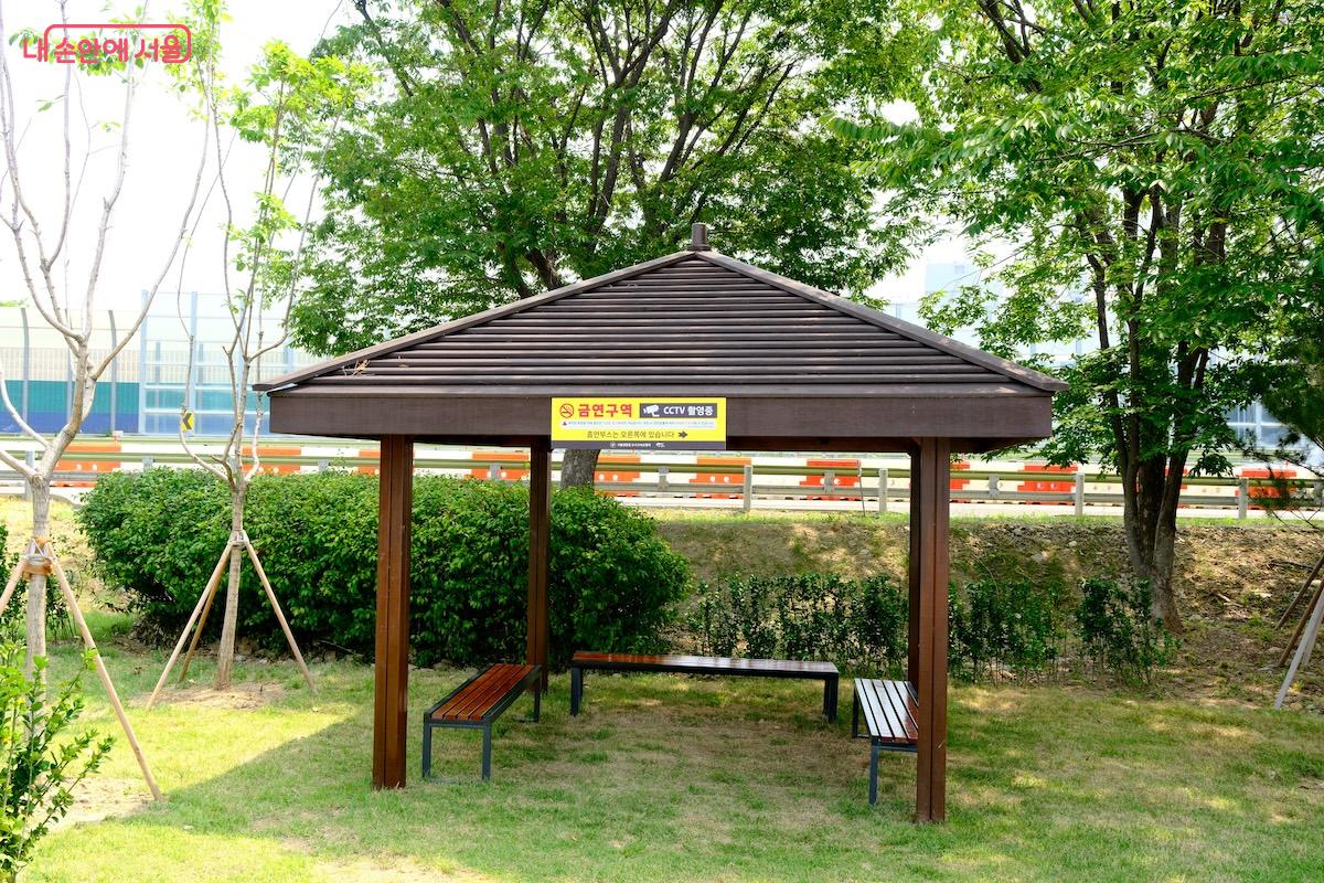실내 휴게 공간 주변에는 야외 파고라 형태의 쉼터도 있어 효율적이다. &copy;서지희