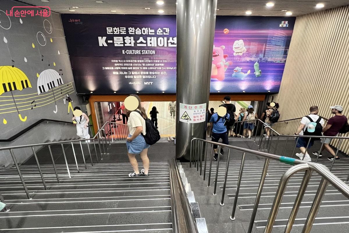 유동 인구가 많은 시청역과 을지로입구역 사이 지하 통행로에 위치한 K-문화 스테이션 &copy;박지영 