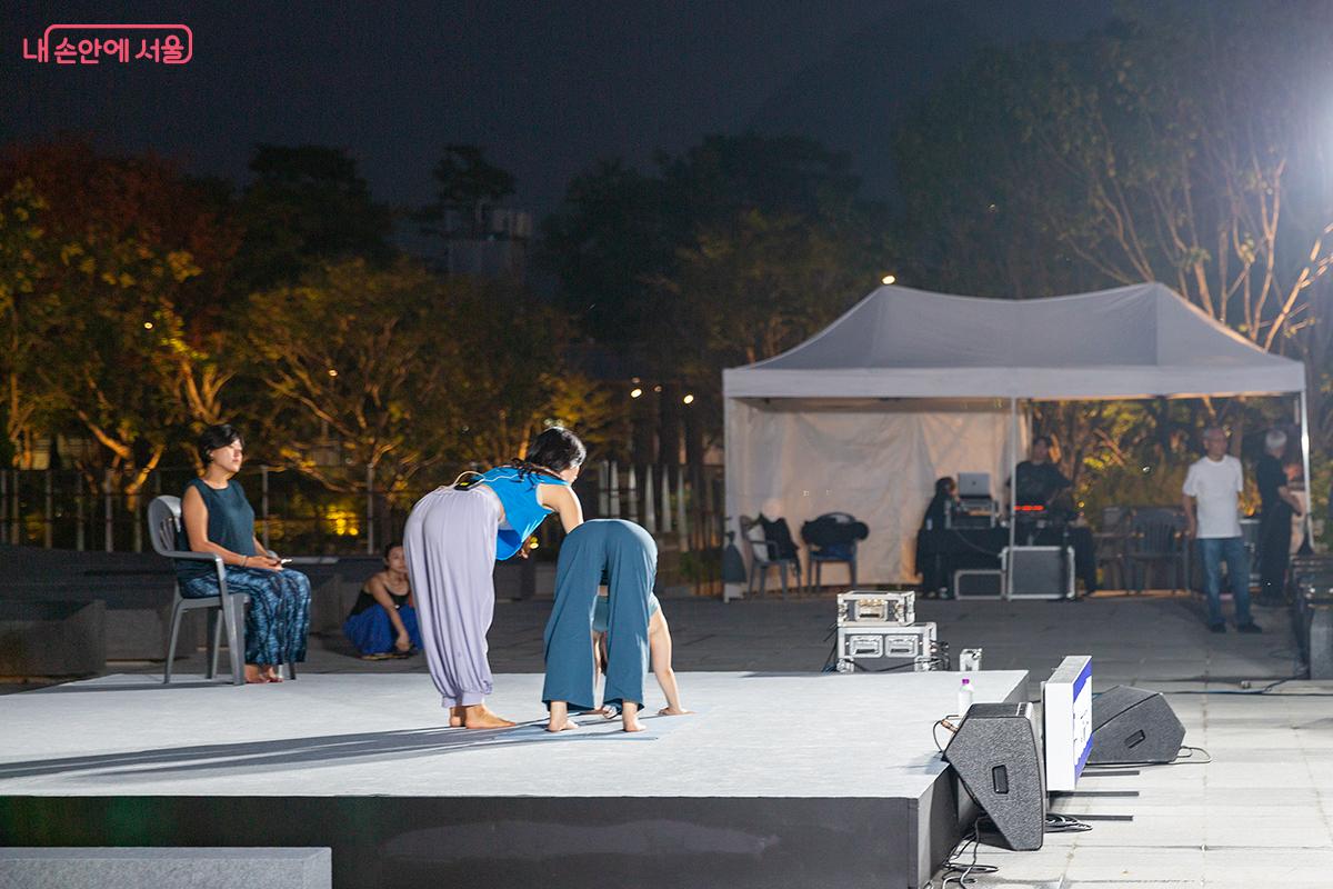 강사의 시범에 맞춰 참가자들은 요가 동작을 따라 했다. ©문청야