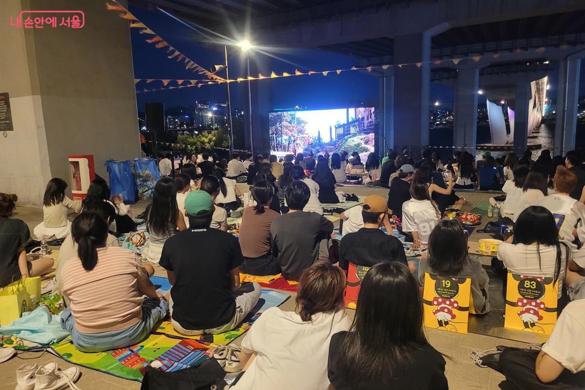 여름밤에 함께한 한강 다리 밑 영화 상영 ©박미선