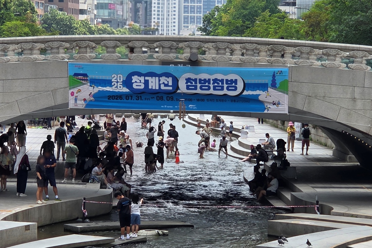 더위 탈출! 청계천 '첨벙첨벙' 발 담그고 광화문광장 분수&middot;모래놀이