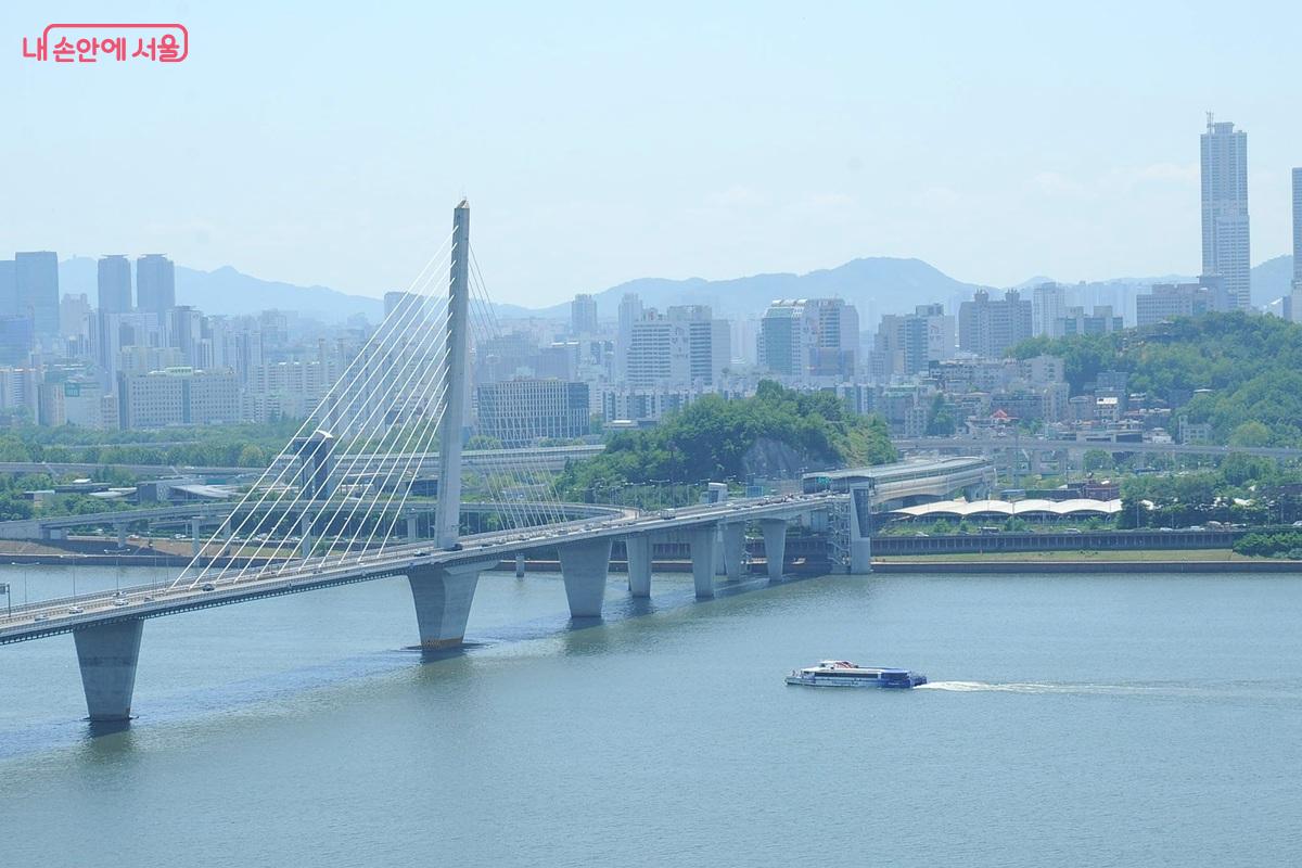 하늘공원 전망대에서 본 월드컵대교와 한강 풍경 &copy;조수봉