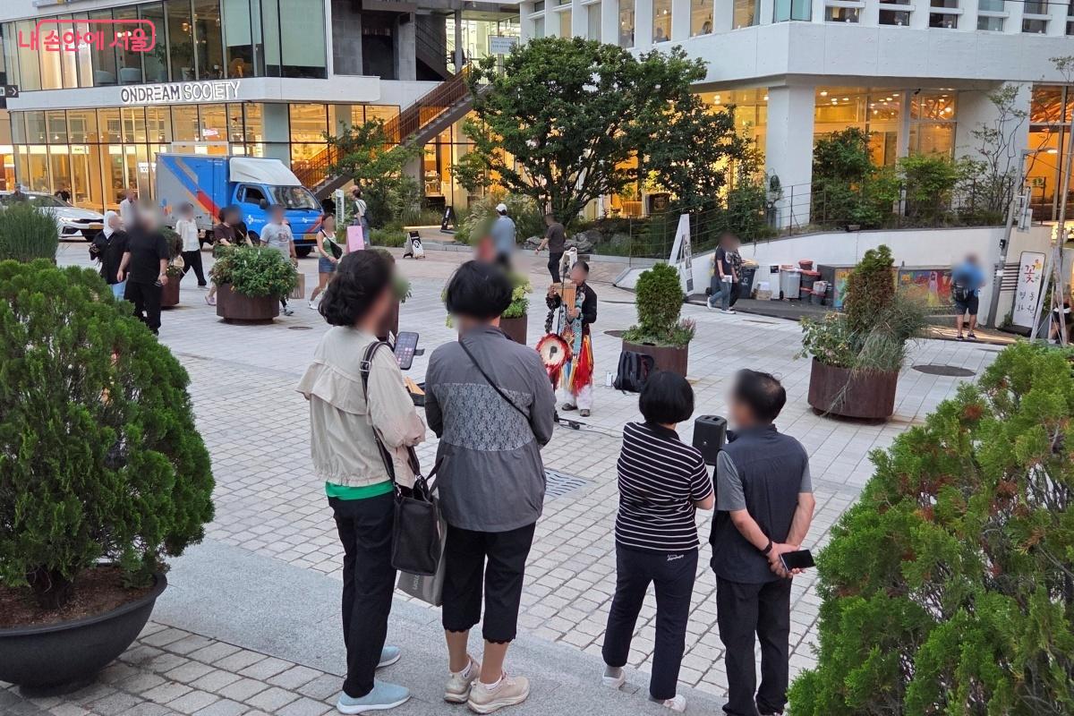 버스킹 음악이 흐르는 명동 거리가 편안하게 느껴졌다. &copy;김미선