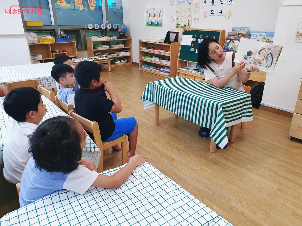 그림책을 통해 올바른 식습관을 배우고, 연령별 눈높이에 맞춘 수업이 진행된다. &copy;엄윤주