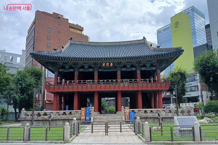 종로에 위치한 보신각 앞