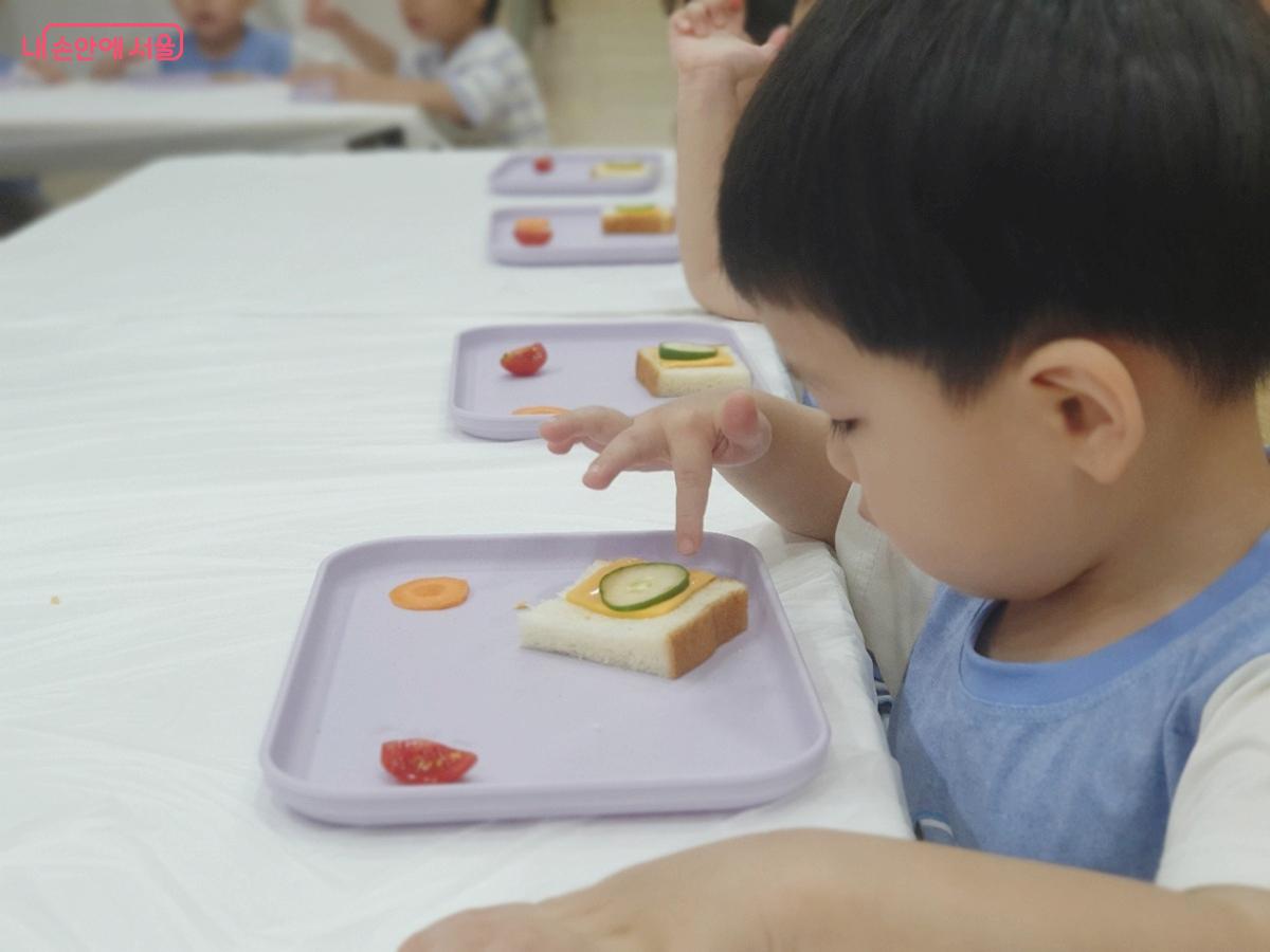 오이, 당근, 방울토마토 등으로 채소탑을 쌓는 '즐겁게 냠냠' 프로그램이 진행됐다. &copy;엄윤주