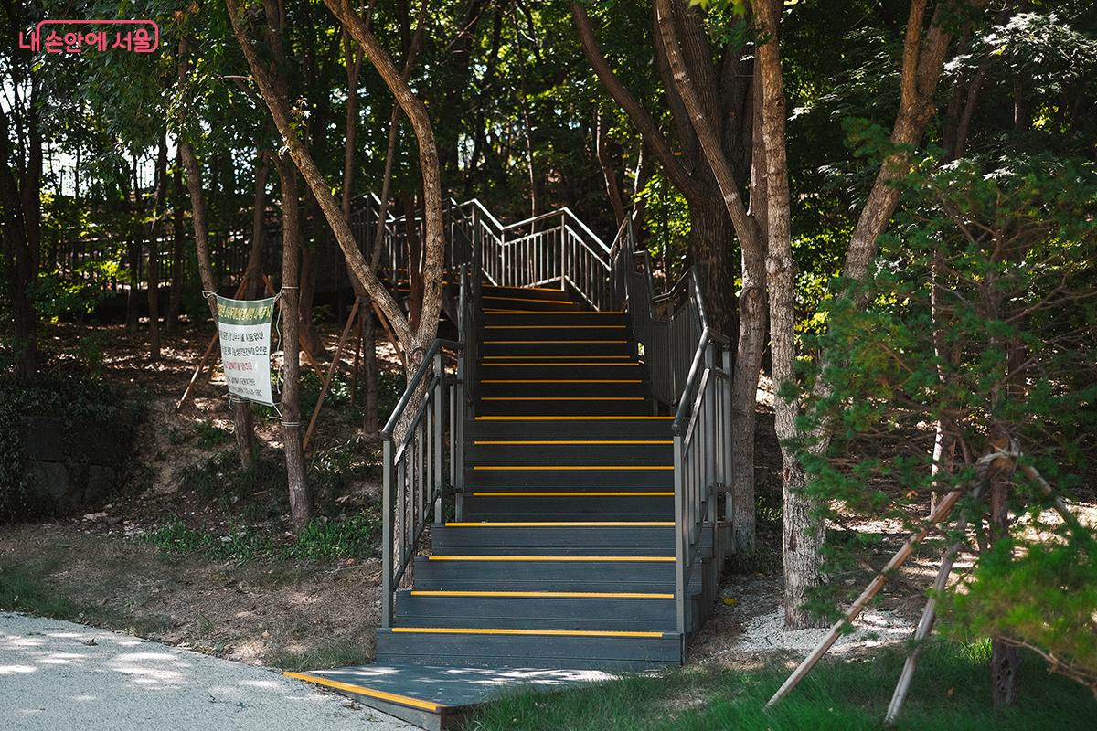 벽오산 데크숲길의 끝자락은 ‘올망졸망 놀이숲’으로 연결된다. ©김아름