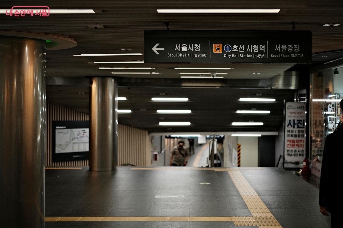 상가 중간에 나 있는 계단과 통로를 따라 조금만 걸어가면 피아노계단이 나온다. &copy;김아름 