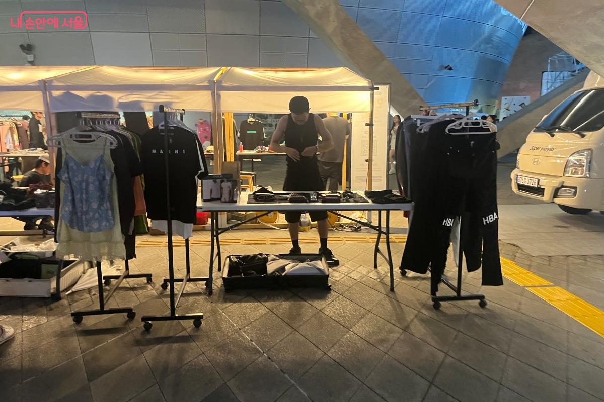 공연을 기다리며 행사장을 찾은 시민들 &copy;김연희