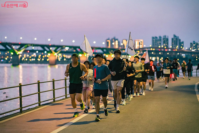 서울시가 야간관광 활성화를 위해 &lsquo;야간 러닝 프로젝트&rsquo;를 선보인다. 사진은 한강을 달리는 7979 서울 러닝크루
