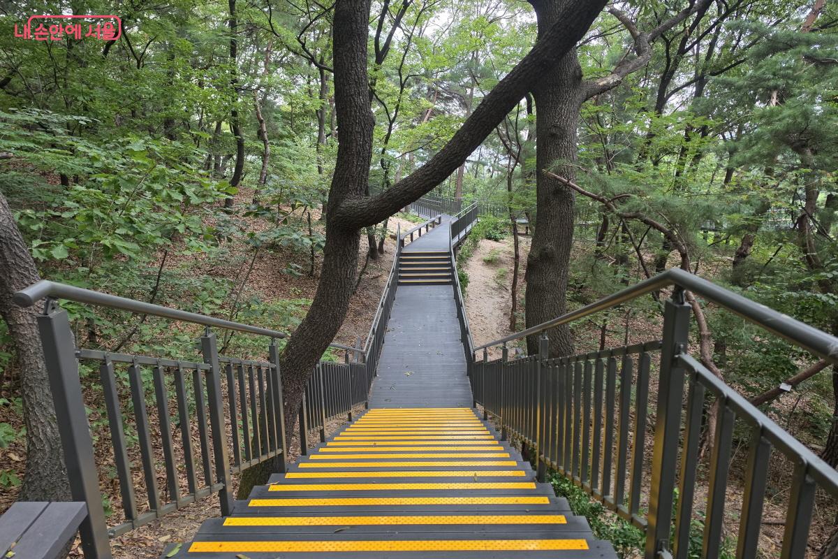 계단을 오르내리는 구간이 많은 편이다.