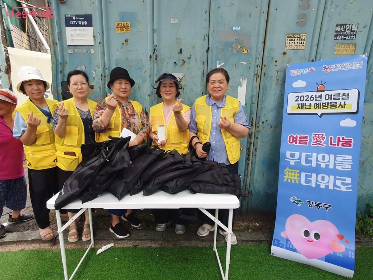 '내 곁에 자원봉사' 활동을 펼친 강동구 소속 봉사자들 ©엄윤주