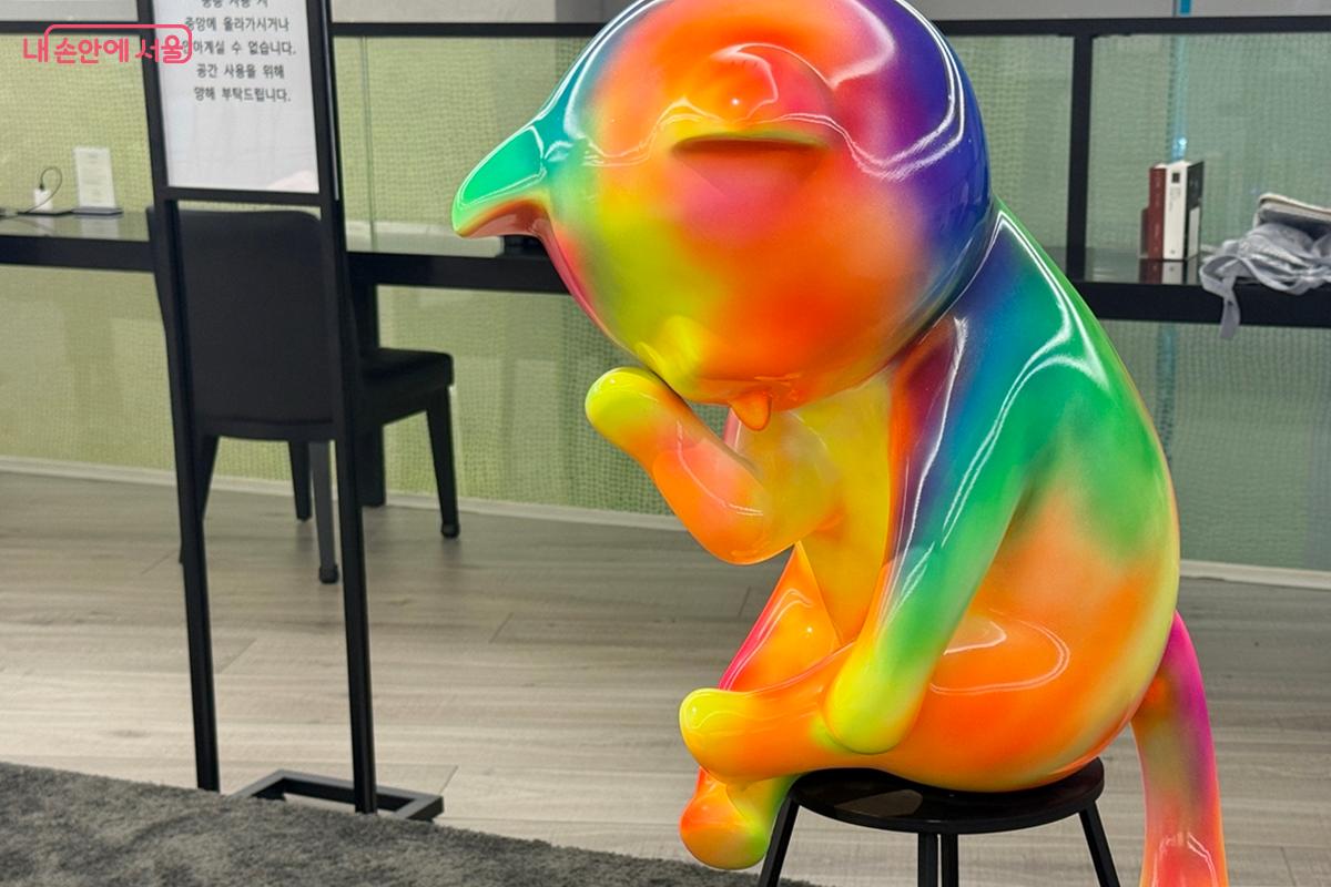 중앙에 설치된 고양이 작품 ⓒ임윤아