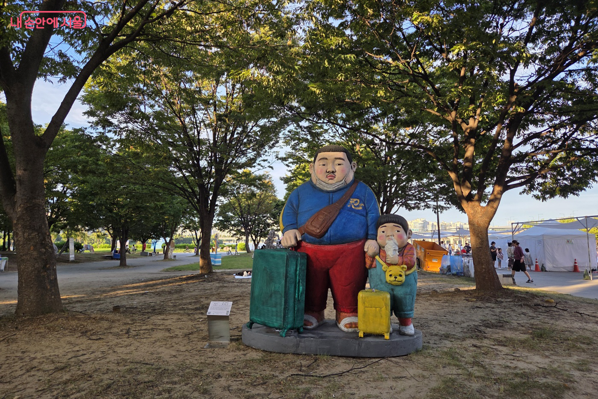 <한강, 색을 입다> 전시가 열리고 있는 한강공원 &copy;장미화