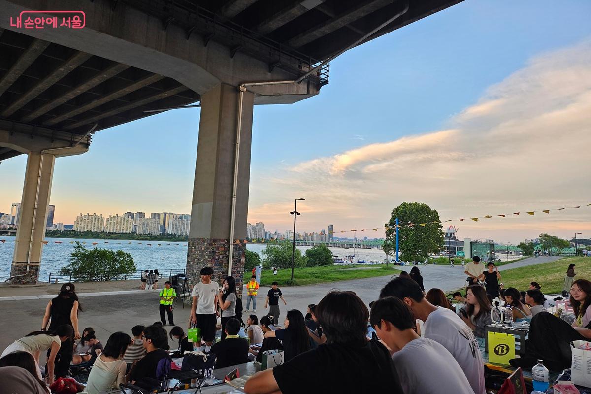 시원하게 펼쳐진 한강을 바라보며 선선한 강바람을 만끽하는 시민들 ©강다영