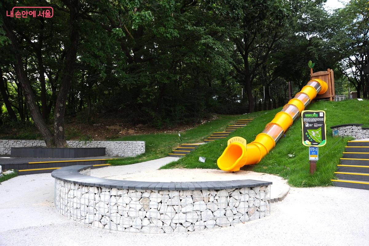 새롭게 조성된 올망졸망놀이숲 입구의 ‘알록달록 정원 숲’ ©조수봉
