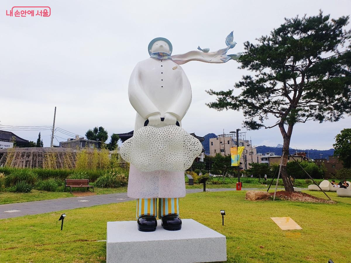 흩날리는 머플러를 두른 인물, 새, 구름으로 구성된 김재호 작가의 <설레임> ©김병규