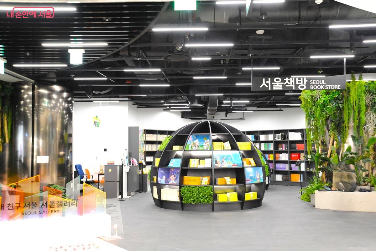 서울갤러리의 &lsquo;서울책방&rsquo;에서는 서울시 발간 서적과 자료를 판매한다. &copy;조수봉