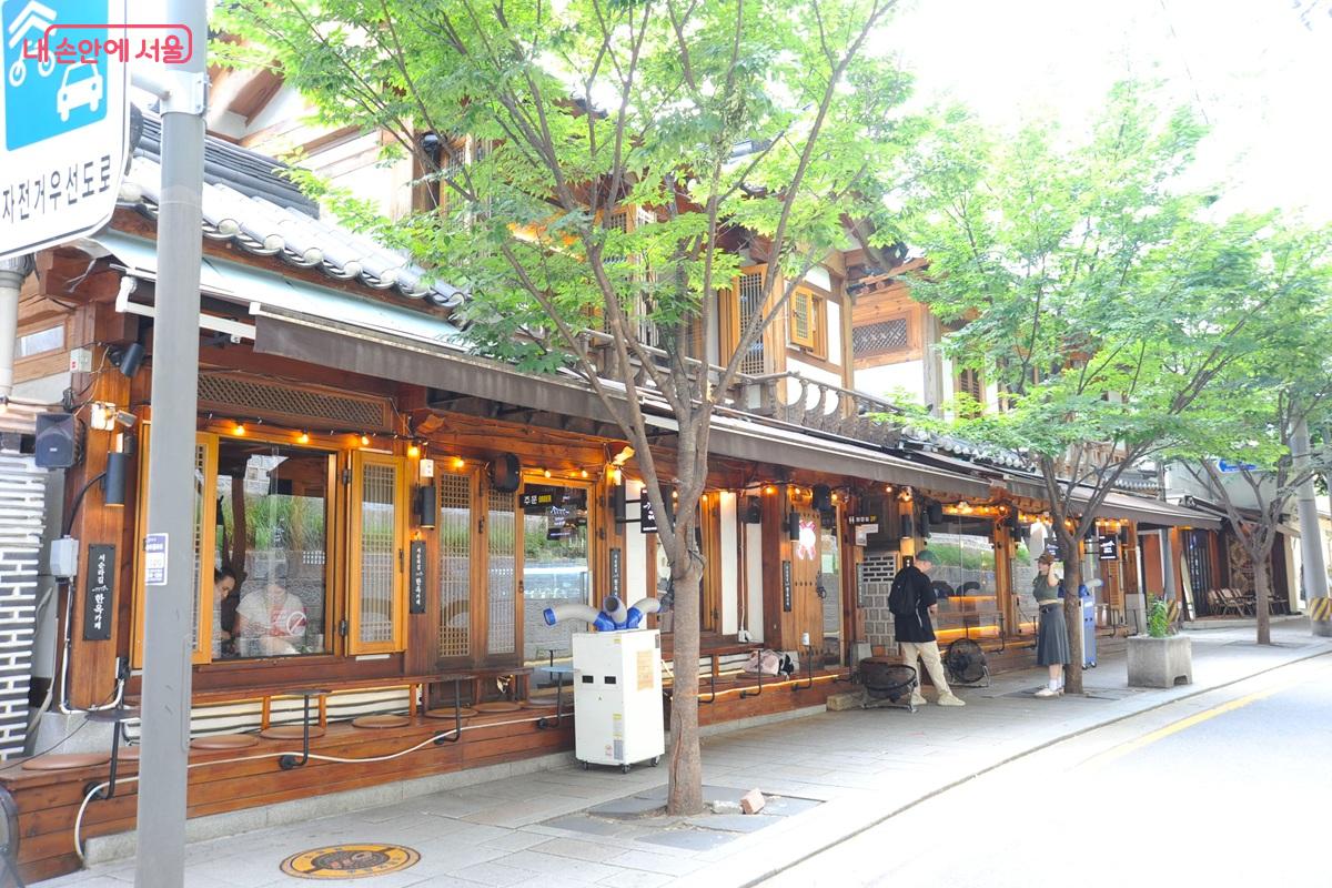 서순라길은 외국인들도 많이 찾는 서울의 명소다. &copy;조수봉
