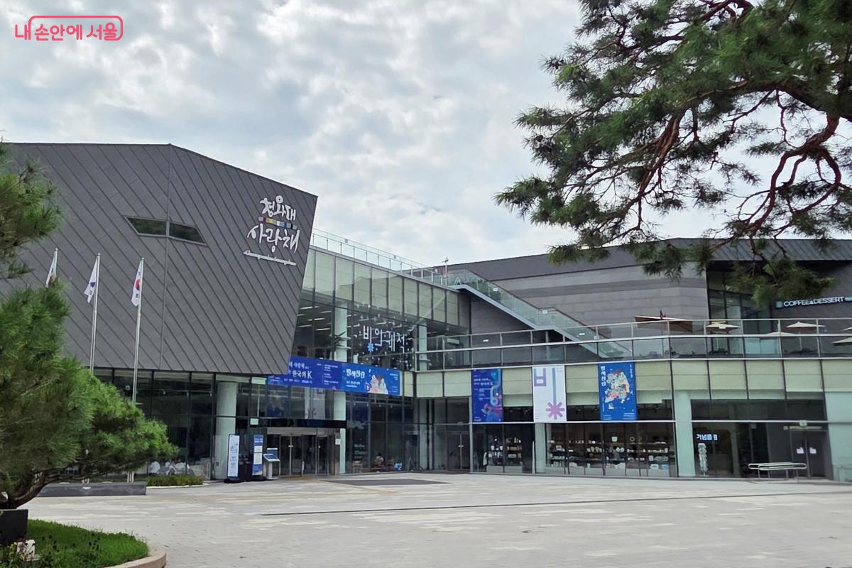 '청와대 사랑채'에서는 다양한 전시와  문화 향유의 기회를 제공한다. &copy;김미선