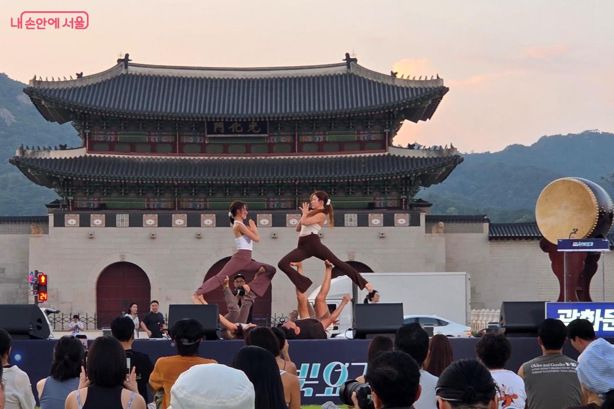 과거와 현대가 공존하는 광화문광장에서 요가가 펼쳐진다. &copy;김미선