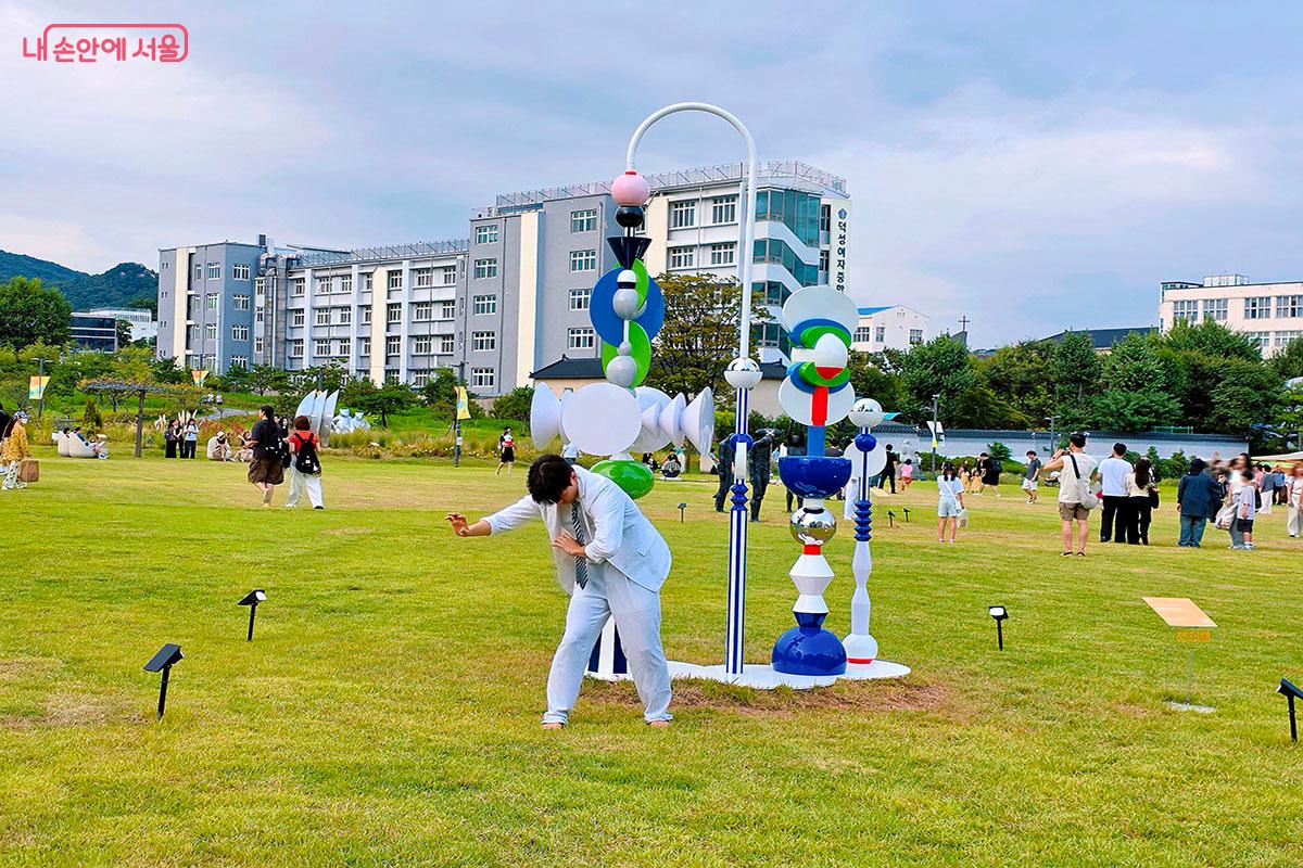 감각적인 기하학적 도형과 알록달록한 색감의 기둥 조형물이 잔디밭 위에서 시선을 사로잡는 오유경 작가의 <연결인식의 감각>과 현대무용공연 &copy;양순남