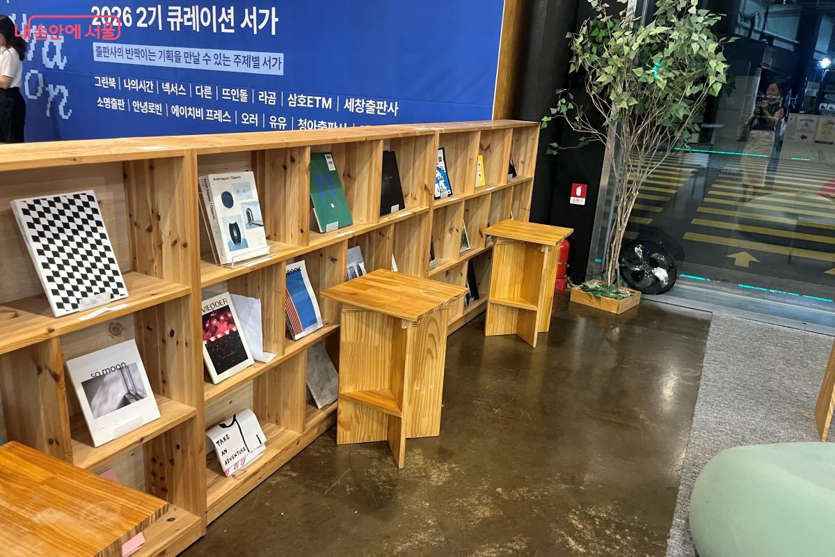책장 사이 곳곳에 마련된 좌석에서 조용히 독서를 즐길 수 있다. &copy;김연희