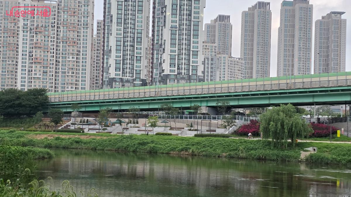 안양천 서쪽 광명시 수변공원에서 바라본 벚꽃길 자전거쉼터 전경