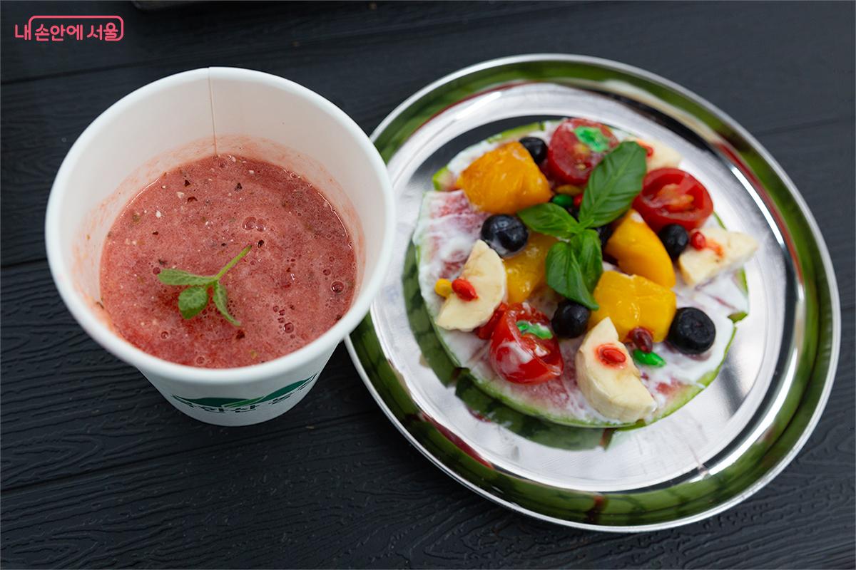다 함께 만든 수박피자와 시원한 주스를 맛보니 달콤함이 마음까지 가득 채워졌다. ⓒ문청야 