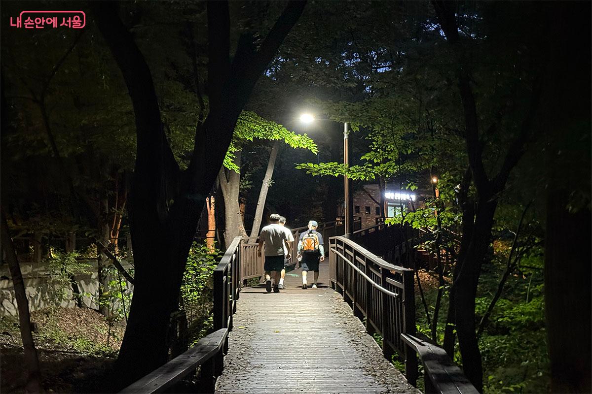 해가 졌지만 곳곳에 설치된 조명으로 인해 안전하게 산책이 가능하다. &copy;송수아