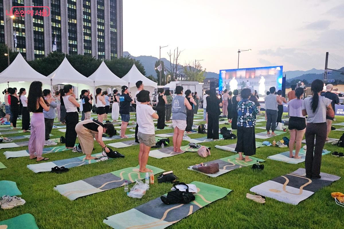 2026 광화문 달빛요가 첫 수업 시작 ©이은정