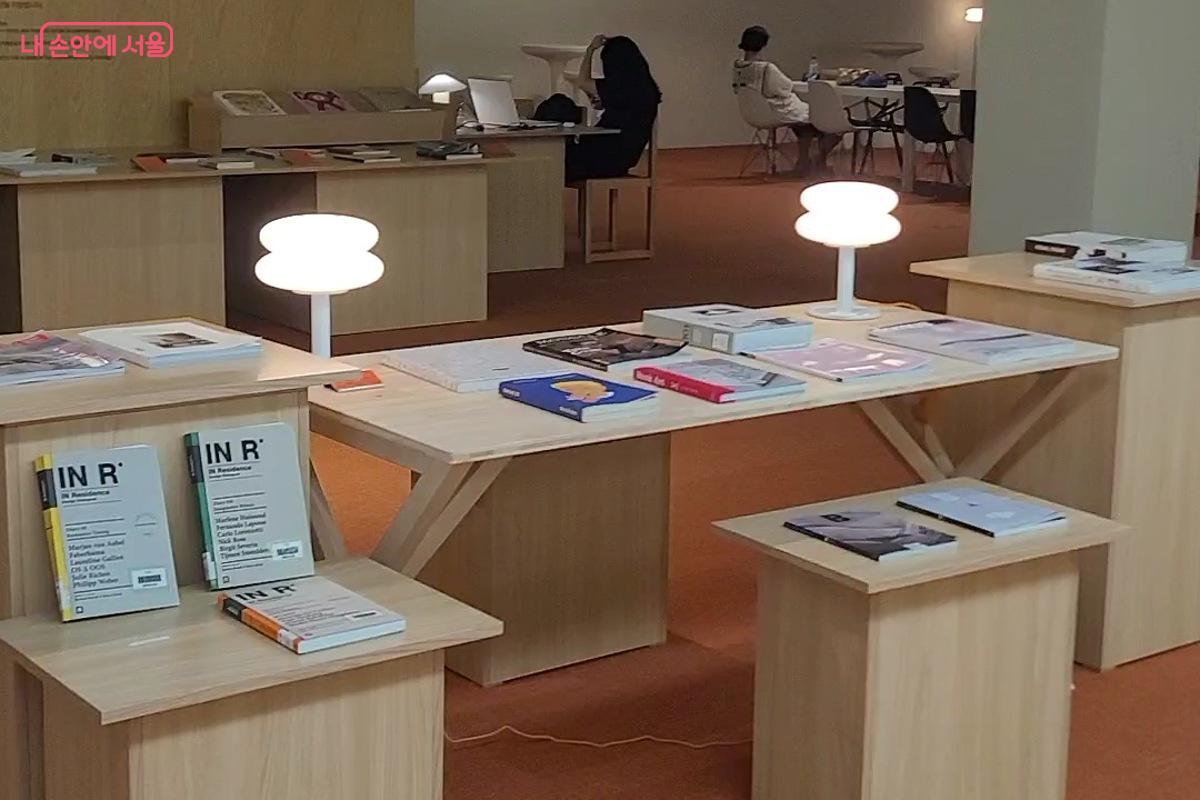 기존 미디어아트를 선보이던 공간까지 서가와 테이블이 들어서면서 더욱 넓어졌다. ©박미선