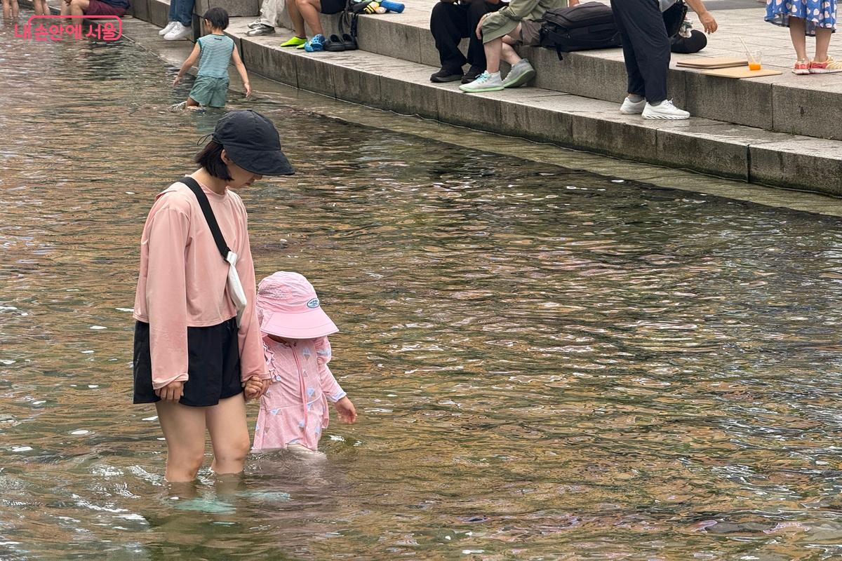 '청계천 물 첨벙첨벙' 행사를 즐기는 모녀 