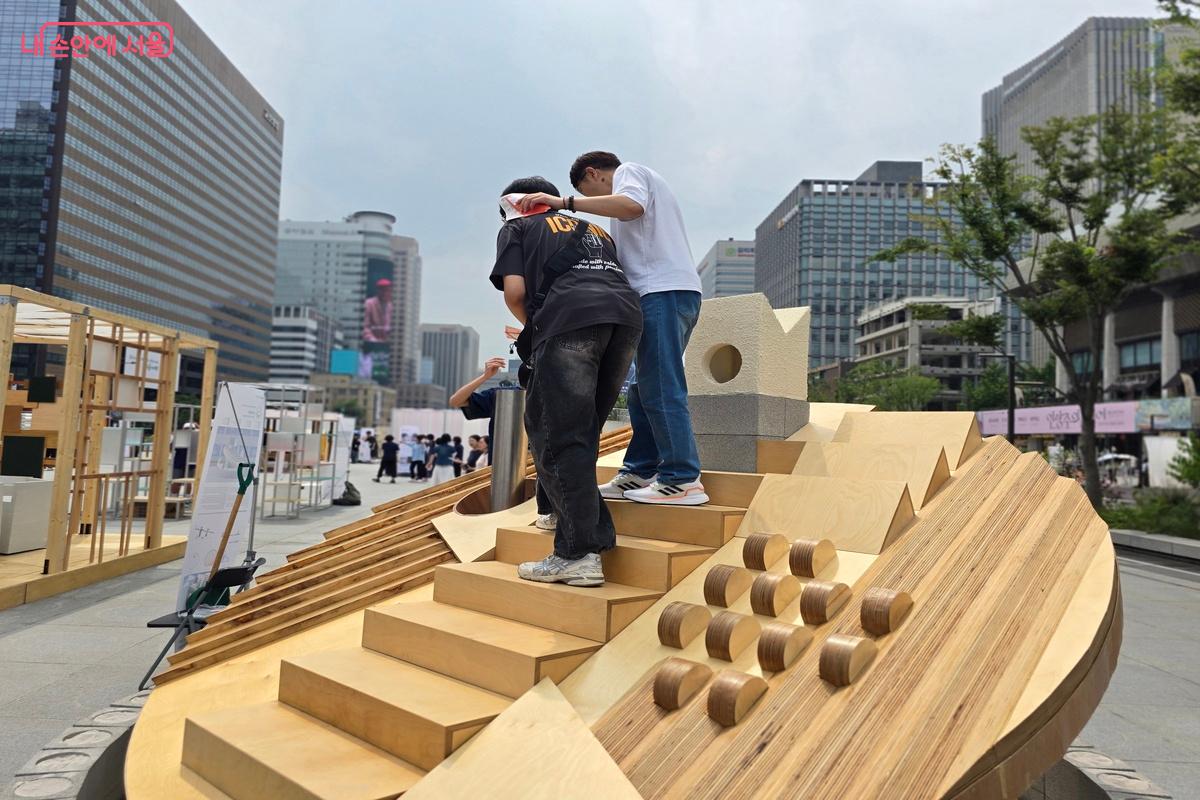 관람객은 계단을 오르며 평소 의식하지 못했던 바닥의 높이와 경사를 몸으로 경험한다.