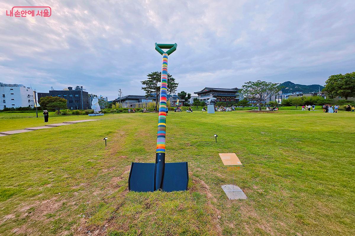 잔디밭 한가운데 거대한 삽이 꽂힌 강렬한 구도로 친숙한 도구를 예술적 오브제로 재해석한 김은숙 작가의 <침묵의 주파수> &copy;양순남
