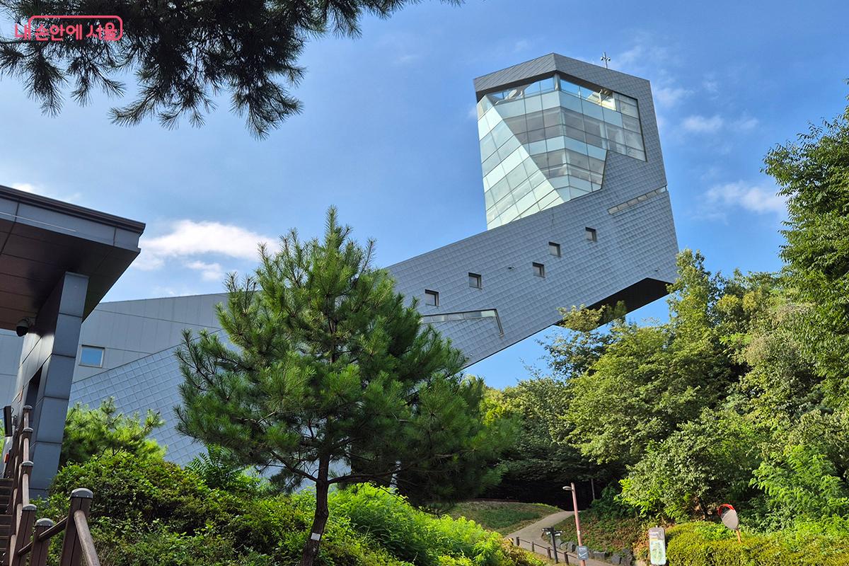 전망대에서 서울의 전경을 파노라마로 즐길 수 있다. 