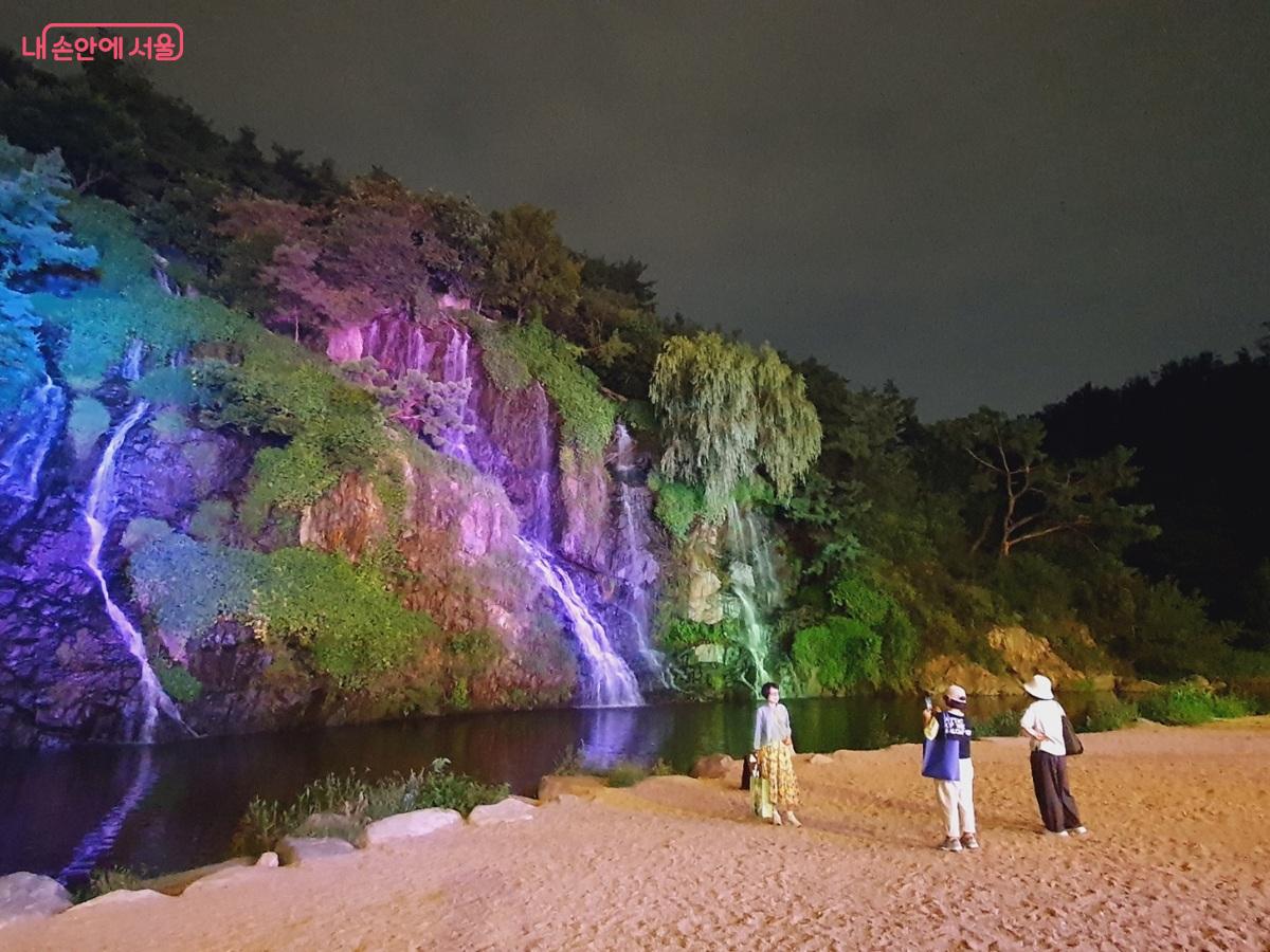 홍제폭포는 야간에 미디어파사드가 더해져 인증샷 명소로도 인기가 높다. ©김병규