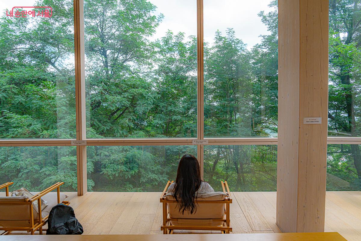 인왕산 숲속 쉼터에서 여유롭게 책을 읽을 수 있다. &copy;김지연