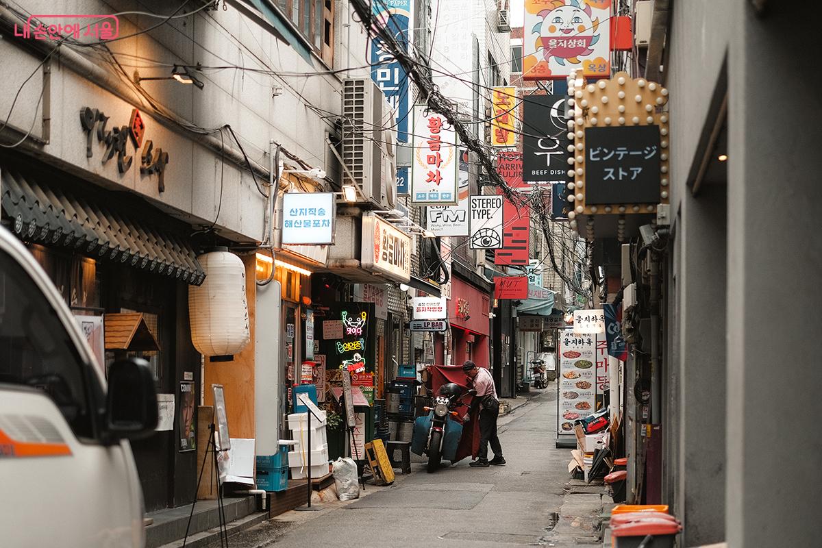 밤거리, 형형색색 다채로운 간판들을 보는 것도 또 다른 즐거움이다. ©김아름