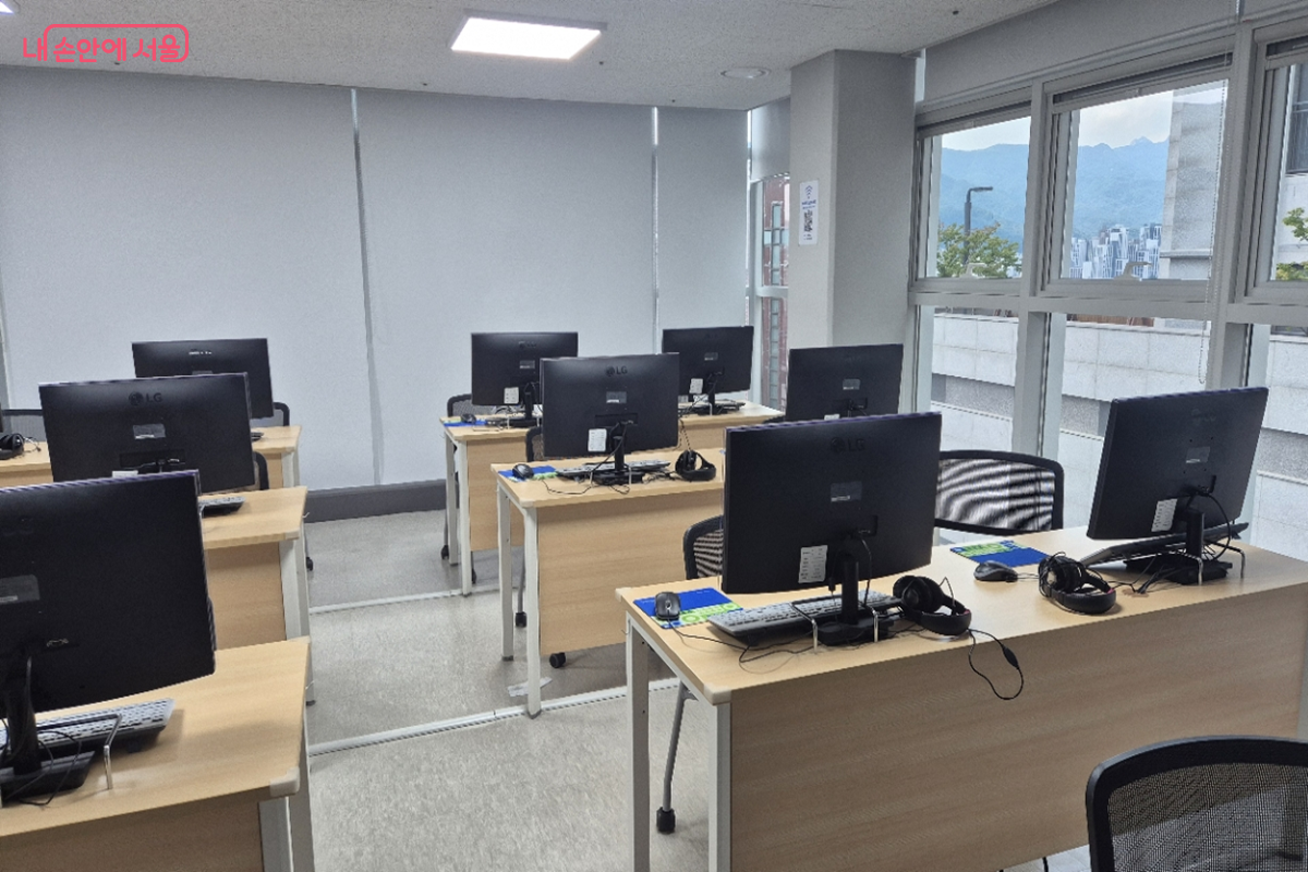 최신 PC와 빔프로젝터가 있는 정보e음 교실 &copy;조영숙