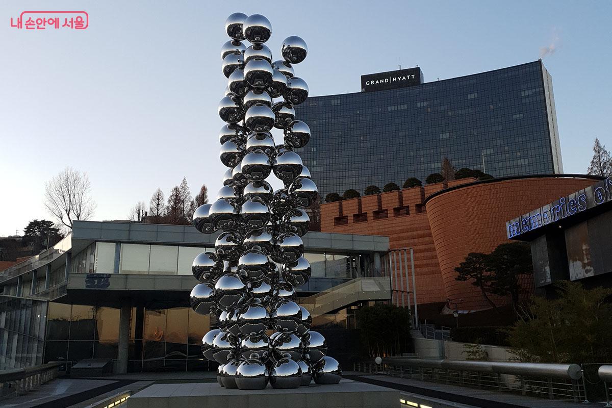 용산구 대표 로컬 명소인 리움미술관의 야외 조각공원 ©이다현